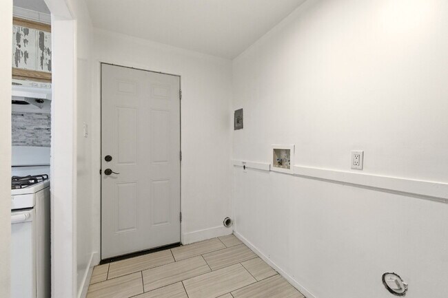 Building Photo - Charming 2 Bed 1 Bath in Park Hill!