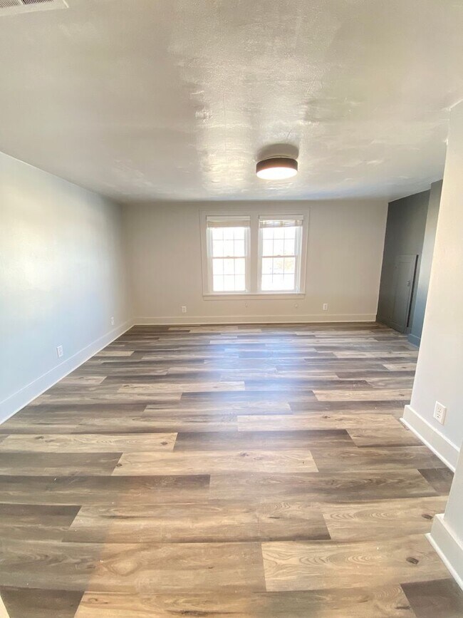 Building Photo - 2409 Omro Rd