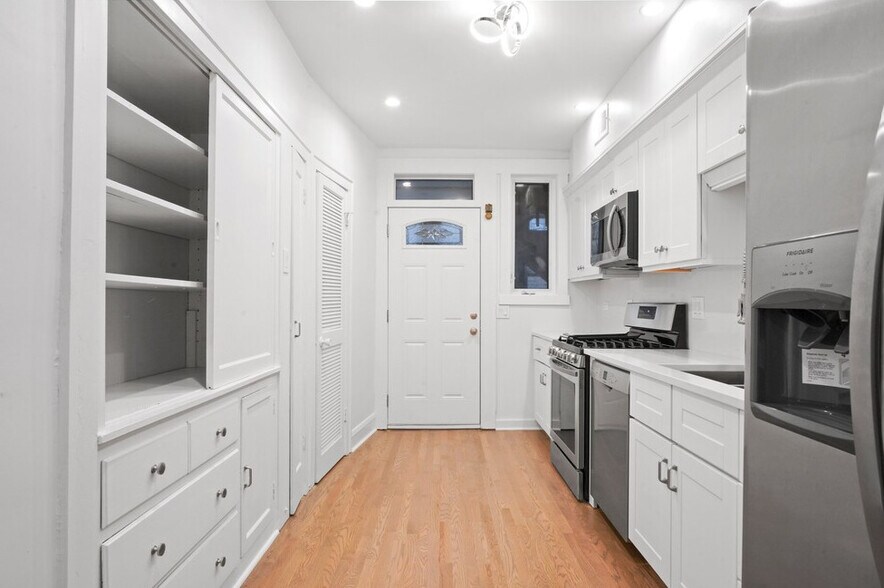 Building Photo - 2737 W Lunt Ave