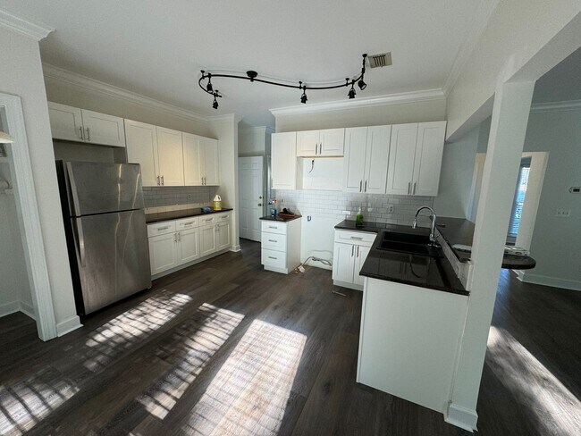 Building Photo - Updated House in Hampton Park!