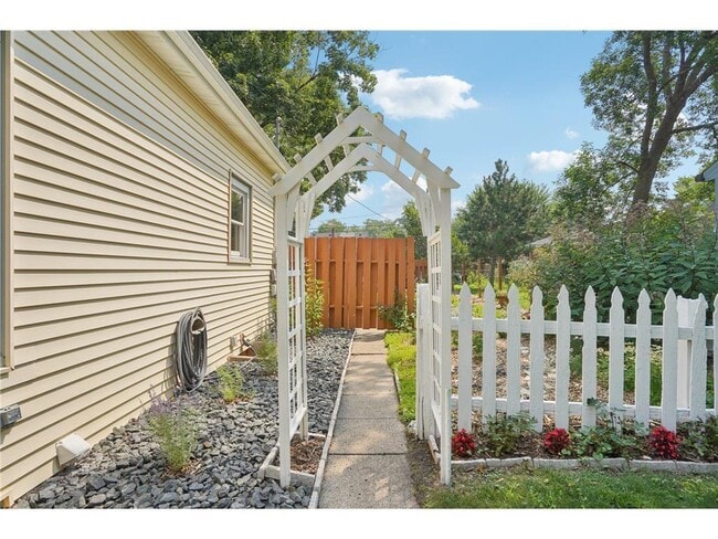 Building Photo - 209 8th Ave N