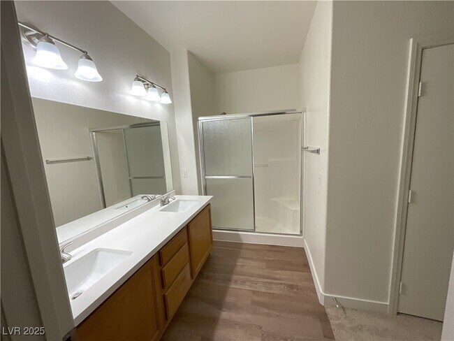 Building Photo - 3400 Cabana Dr