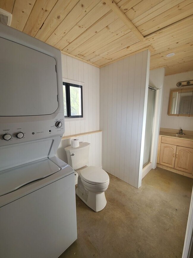 Building Photo - $500 OFF! NEWLY RENOVATED STUDIO W/ WASHER...