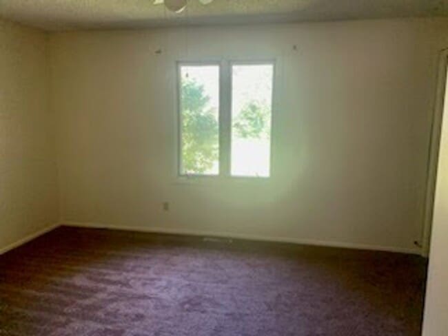 Building Photo - Spacious Heights 3 Bed!