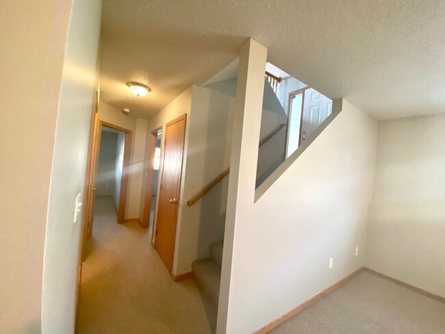 Building Photo - 3 bed, 2 bath Twinhome
