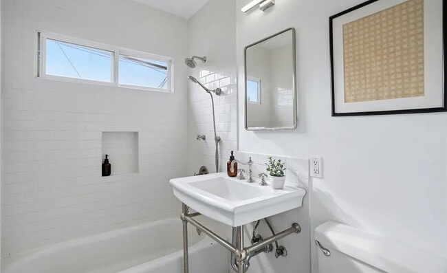 Building Photo - "Charming 1-Bedroom Santa Monica Retreat w...