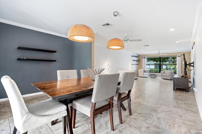 Building Photo - 9815 Pecan Tree Dr