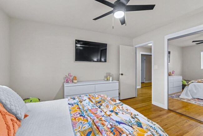 Building Photo - Stunning home located is sought after Northgate!