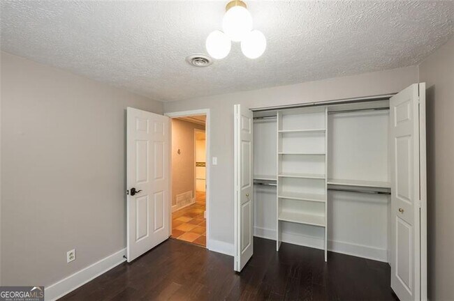 Building Photo - 1135 Worthington Hills Dr
