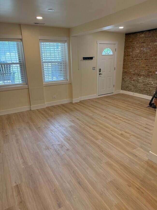 Building Photo - 2928 N Hoyne Ave