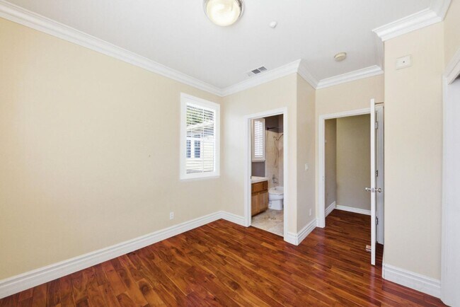 Building Photo - 200 Live Oak Way