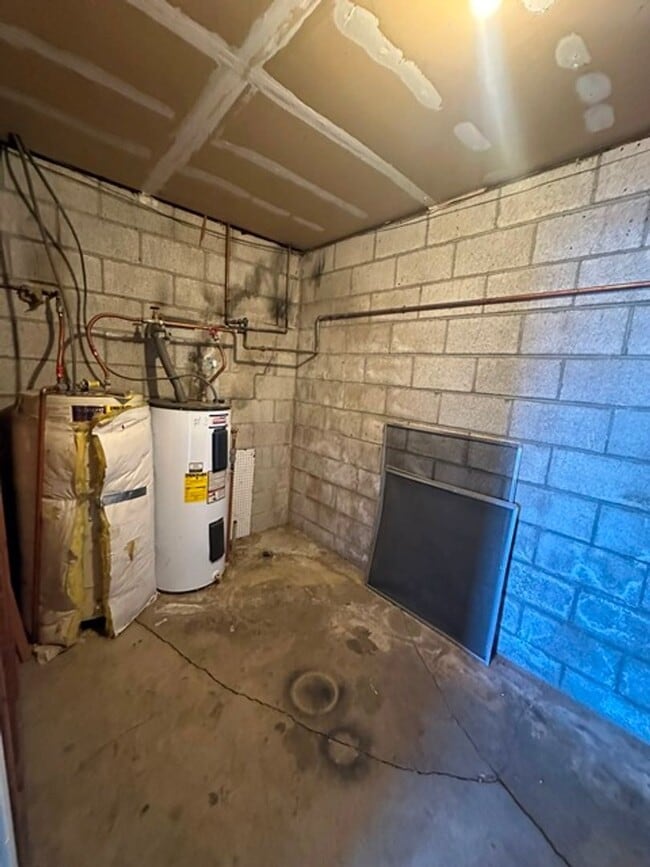 Building Photo - 2 Bedroom Upstairs Unit in 4-Plex