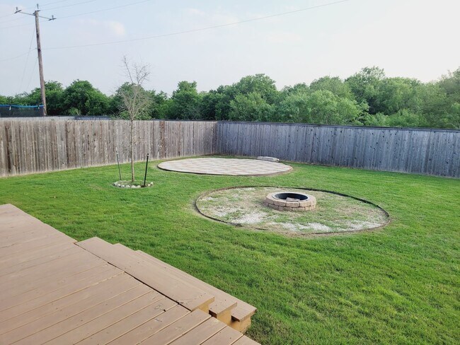 Building Photo - Gorgeous 3-bedroom, 2 Bathroom, Minutes fr...