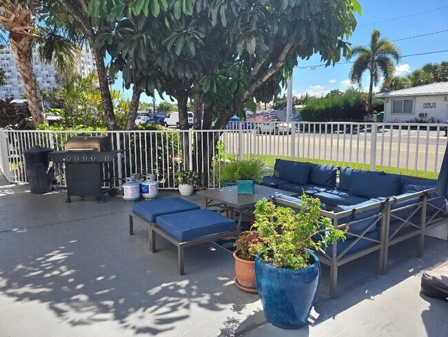 Building Photo - 550 Bayshore Dr