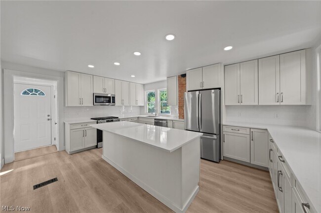 Building Photo - 6209 Pear Ave