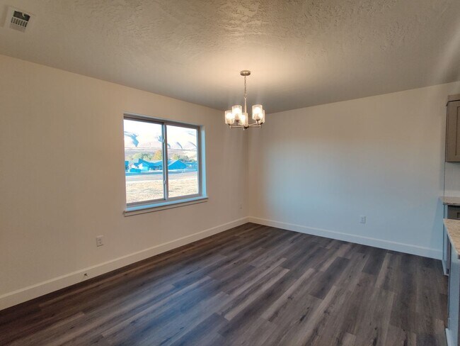 Building Photo - Newer Home for Rent in Benton City