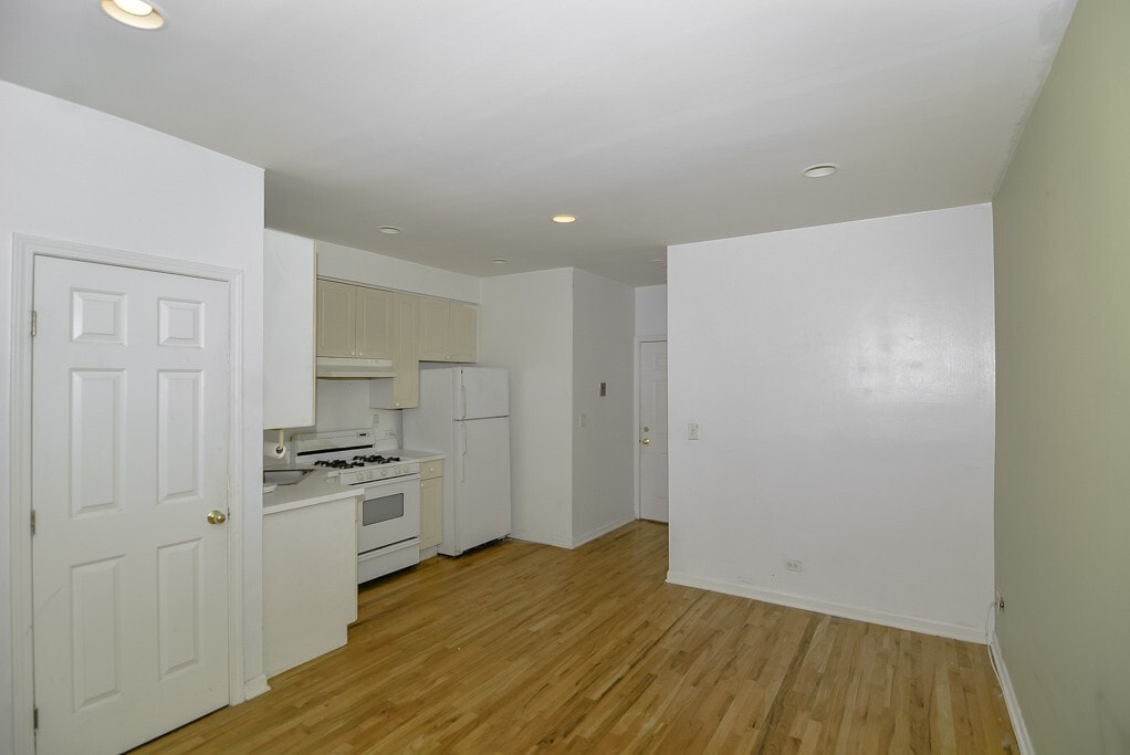 Building Photo - 909 W Dakin