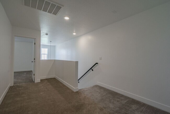 Building Photo - Well Maintained, 3 Bedroom and 2.5 Bathroom Townhome in Desert Color! Internet Included!