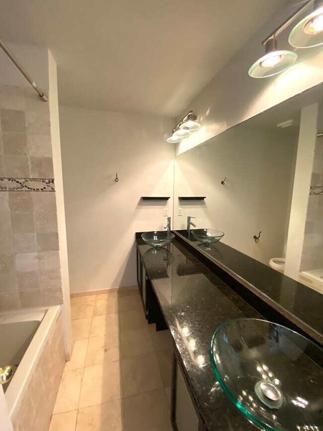 Building Photo - Flexible lease terms! Move in Special!  Wa...