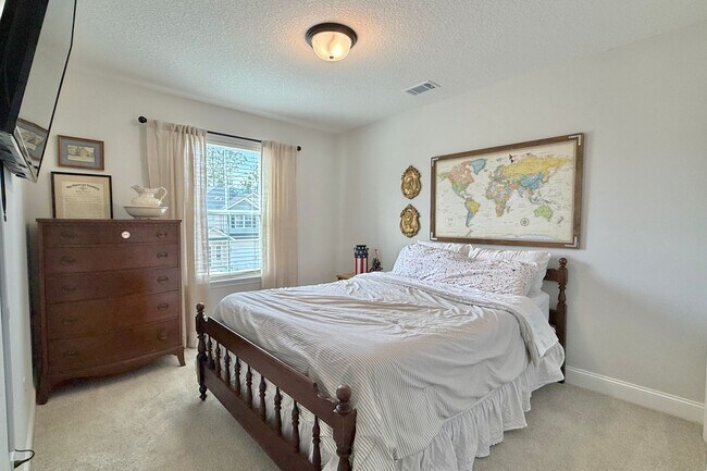 Building Photo - AVAILABLE EARLY MAY 2026! (Pet Friendly)