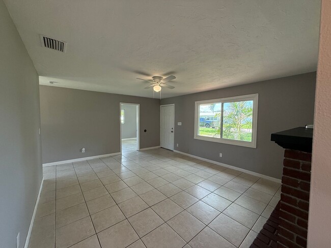 Building Photo - 3 Bedroom 2 Bath Single Family Home