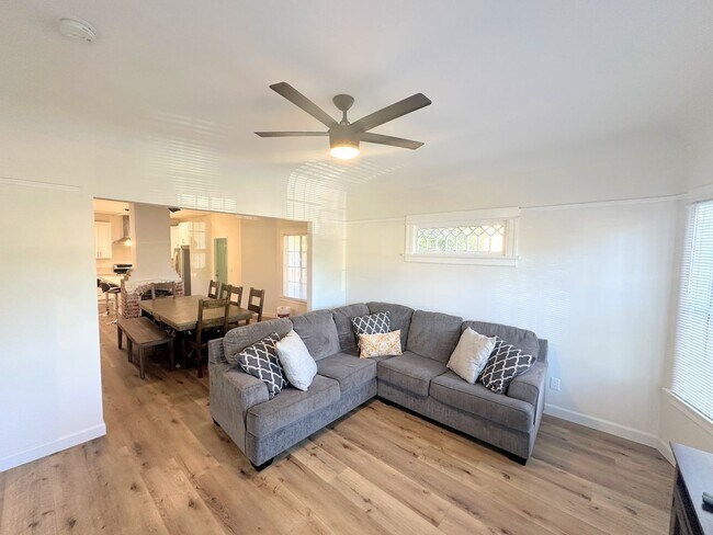 Building Photo - Gorgeous 2bd/2ba unit semi-furnished near ...