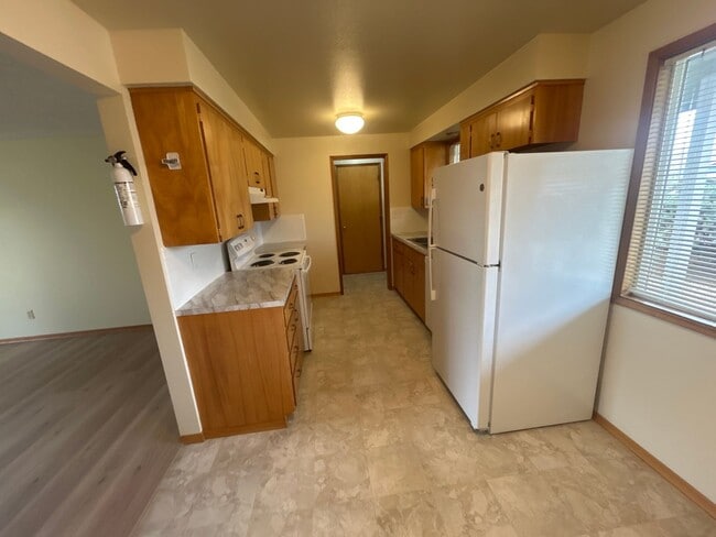 Building Photo - Beautiful 3 Bedroom 1 1/2 Bath with Huge Fenced Backyard! Tour Today!