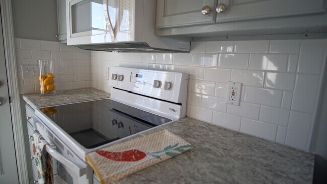 Building Photo - 3 Bed 2 Bath home with pool and lawncare included for $1825!!!