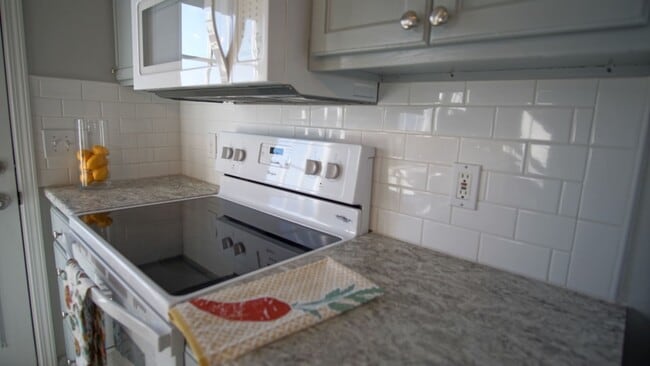 Building Photo - 3 Bed 2 Bath home with pool and lawncare included for $1850!!!