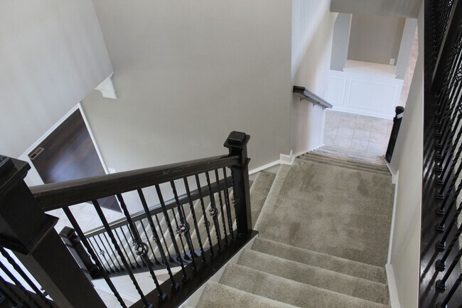 Building Photo - Absolutely Gorgeous 5 BR Estate Home in Br...
