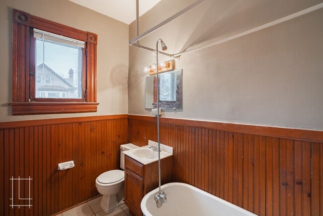 Building Photo - 772 Neil Ave