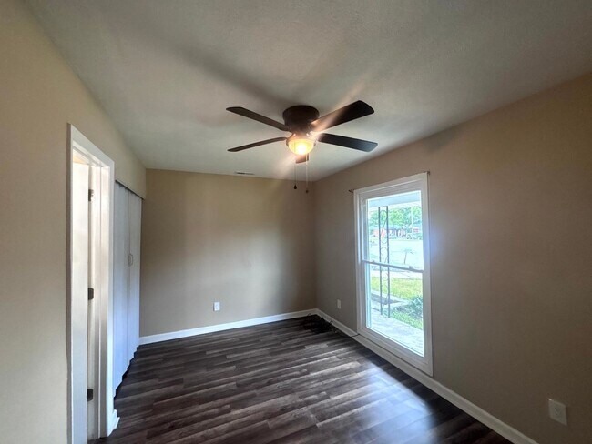 Building Photo - 5523 Livingston Dr
