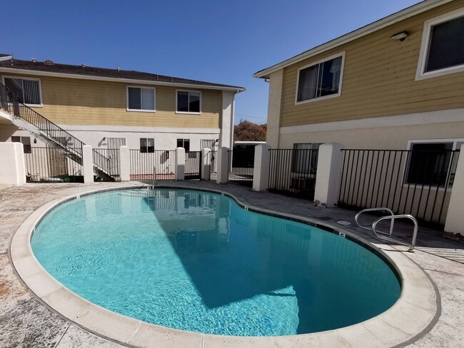 Building Photo - Beautiful 2 Bed / 1.5 Bath Two-Story Condo...