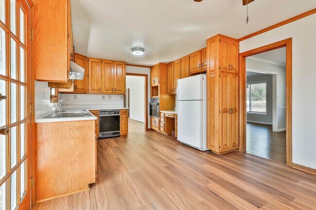 Building Photo - PROCUREMENT ONLY 334 Porter Road - Available Now! Ranch style home with spacious floor plan & bea...