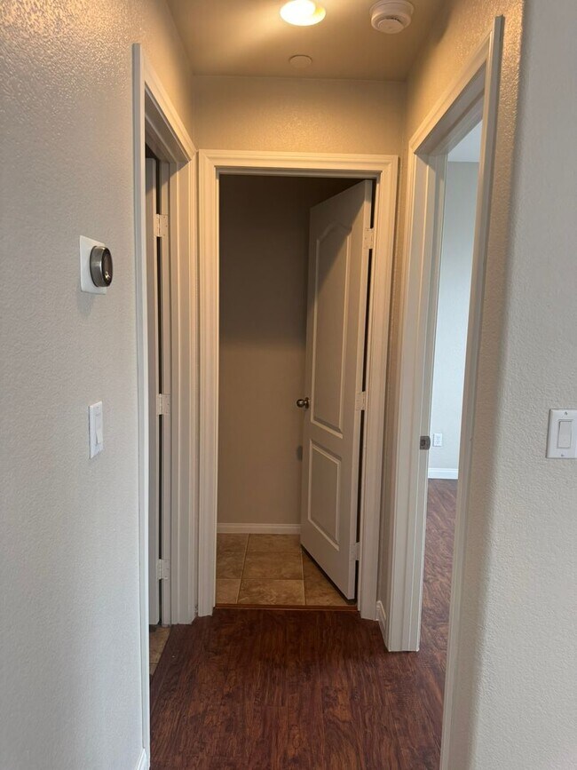 Building Photo - Adorable 3-Bed, 3-Bath Home in Gated Commu...