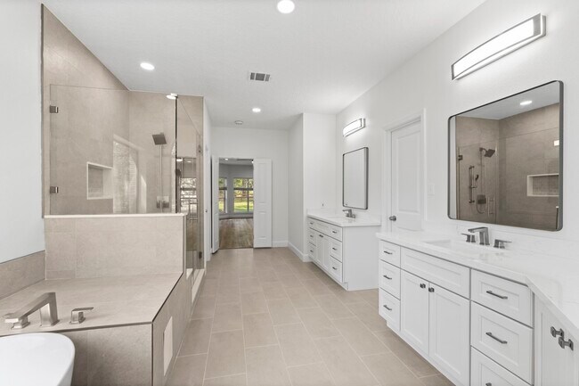 Building Photo - 15456 Pin Oak Dr