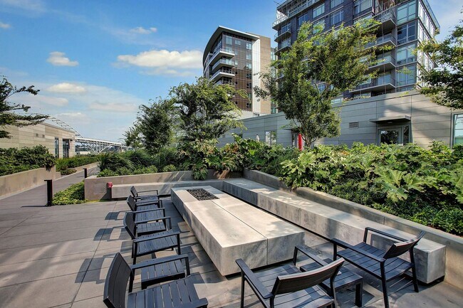 Building Photo - First Month's Rent FREE! Stunning East facing Pearl District condo located in The Vista Condomini...