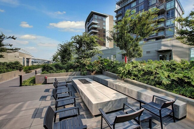Building Photo - Stunning East facing Pearl District condo ...