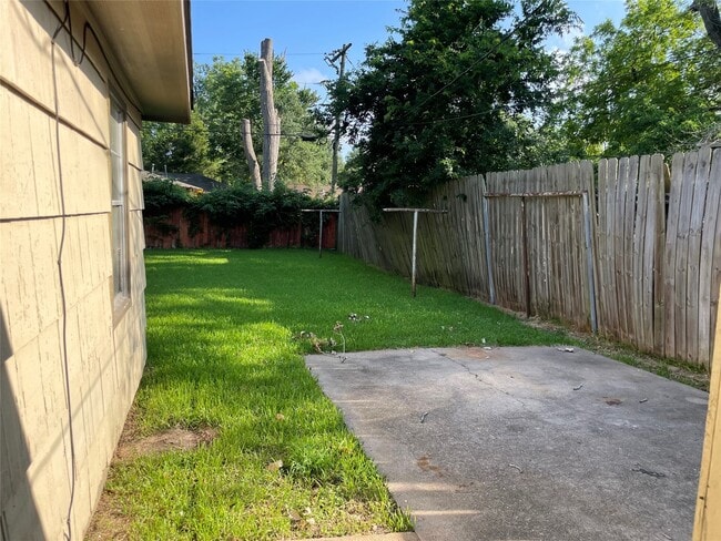 Building Photo - 1417 W Talmage St