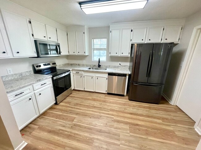 Building Photo - 3 Bed/1.5 Bath Available in Downtown Brandon!