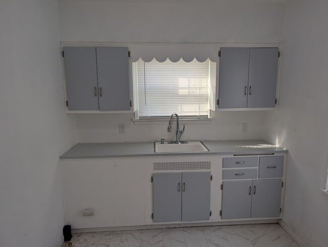 Building Photo - 3-Bedroom, 1-Bathroom Home – $1,250/Month | Accepting Section 8
