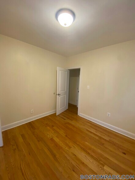 Building Photo - 244 Kelton St