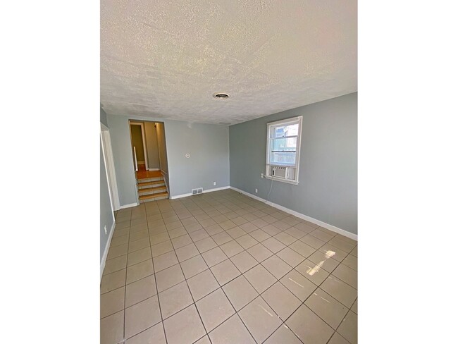 Building Photo - 2 Bedroom House Near Aksarben