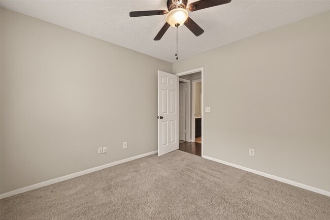 Building Photo - 27 Lush Meadow Pl