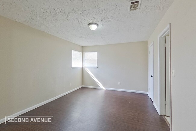 Building Photo - LIMITED TIME: $725 off second month’s rent...