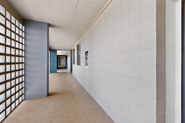 Building Photo - Art Deco Condo 1 Bedroom  1 Bath with cove...