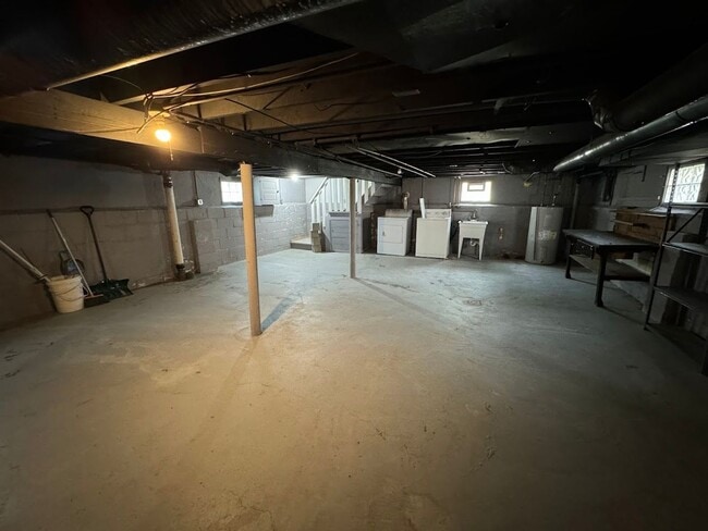 Building Photo - 2 bed 1 bath ranch walking distance to Dow...