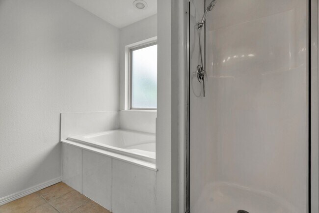 Building Photo - Fresh 3 Bed 2 Bath home in great location!