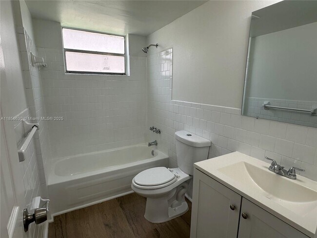 Building Photo - 5661 SW 36th Ct