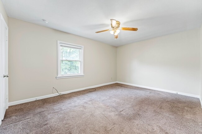 Building Photo - Beautiful Townhome on Anderson